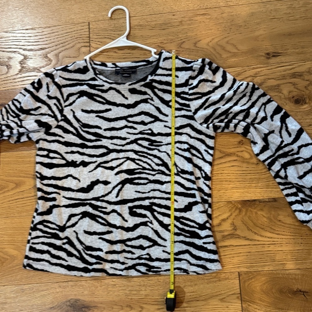 Zebra Print Sweatshirt in Black and Gray Social Standard Sanctuary Medium. A35 - Picture 8 of 9